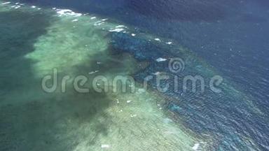 从大堡礁外礁直升机上拍摄的空中变焦镜头