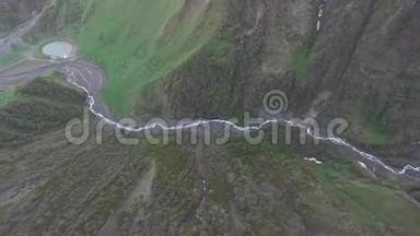 卡兹贝吉，一架四翼飞机、一座山峡和一个湖的空中录像