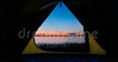 日落时从帐篷上看到的景色。 大自然的黄昏。 从帐篷里看到浪漫的景色。 旅游帐篷在里面