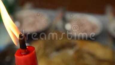 红烛火，食物背景模糊，为中国精神日献祭祖先