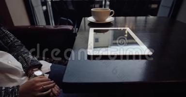 垫在桌子上，背景一杯咖啡。 4K. 手的细节。