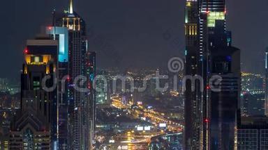 迪拜谢赫<strong>扎</strong>耶德路的夜间时间在迪拜市中<strong>心</strong>附近，近距离观察显示了这些道路的密度。