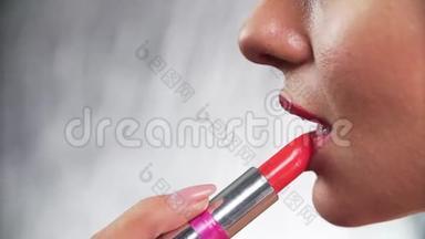 红色口红。 女人用口红涂满嘴唇的特写