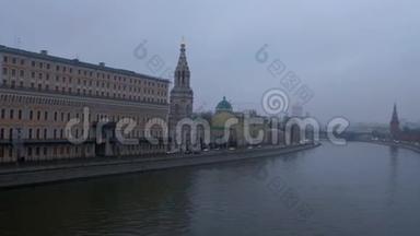 莫斯科，俄罗斯，多雨多雾的白天克里姆林宫全景，莫斯科河