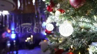 餐厅的圣诞迪斯科<strong>舞厅</strong>，迪斯科<strong>舞厅</strong>背景上的圣诞树，人们的舞蹈剪影，灯光