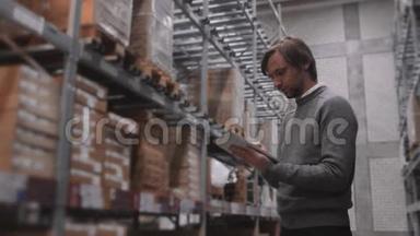 经理与平板电脑检查货物在超市仓库。 现代家具库存