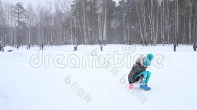 女孩翻滚，在冬天下雪时第一次翻滚