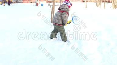 快乐的小男孩在冬天的晴天挖<strong>铲雪</strong>