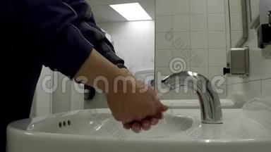 在<strong>公共厕所</strong>洗手