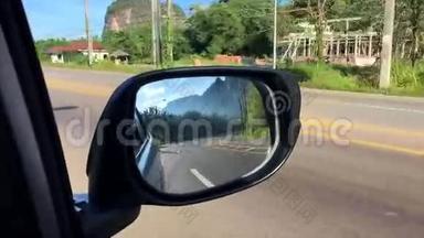 山与公路的侧镜反射视图。 乘汽车前往泰国克拉比。 高清。