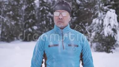 冰冻运动员人的肖像，冬季运动员的肖像，寒冷时期跑步，冬季运动
