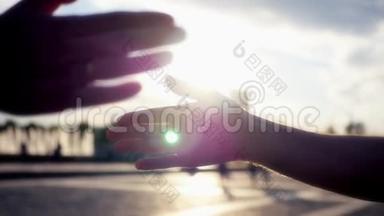 两人互相<strong>敬礼</strong>，分享有趣的手，背景是日落和镜头效果。 高清，1920x1080