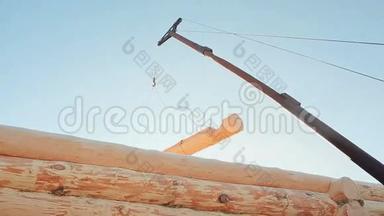 施工吊车吊运成品木材.. 加拿大角砌体。 加拿大风格。 木头做的木屋。