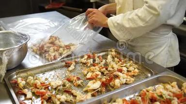 一位女厨师把虾串放进塑料袋里，然后把它们放进真<strong>空状态</strong>下，用于餐饮