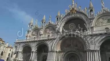 意大利威尼斯的主教大教堂教堂教堂的圣马可门面盘拍摄.