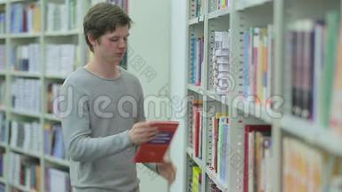 学生在图书馆书架上取书