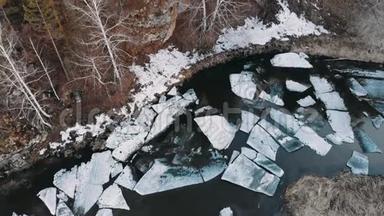 空中射击。 在冰毁的时候河上的巨大冰块