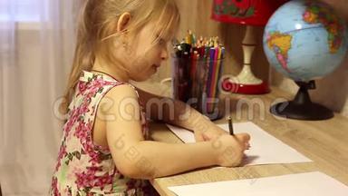 漂亮的小女孩在他的房间里用<strong>铅笔</strong>在纸上<strong>画画</strong>。