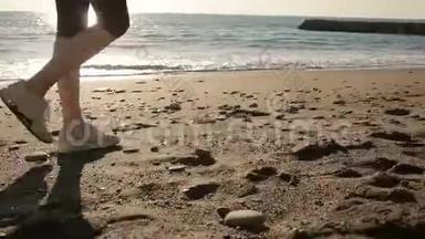 女人`穿着跑鞋的腿，沿着海滨、海洋奔跑。 在海边奔跑