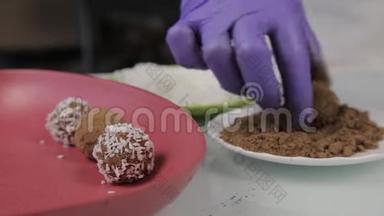 在家准备手工巧克力糖果。 糖果师做甜点。 装饰和制作巧克力圆饼