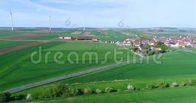在现代欧洲的一个小村庄附近飞行，在风力发<strong>电机</strong>附近飞行，在风力发<strong>电机</strong>的背景下飞行