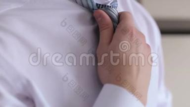 穿白色衬衫的商人系领带。
