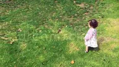 小女孩在绿草上奔跑