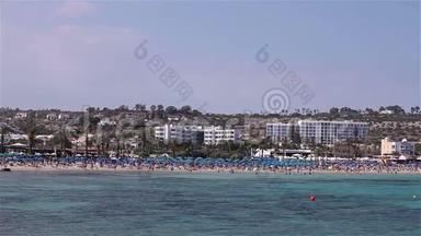 塞浦路斯，阿伊亚纳帕，海边度假村，在海边休息，人们在海边洗澡和日光浴。