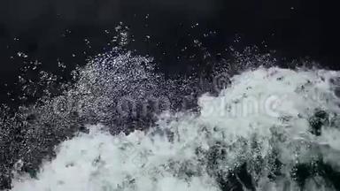 强大的波浪从快速移动的船上拉出