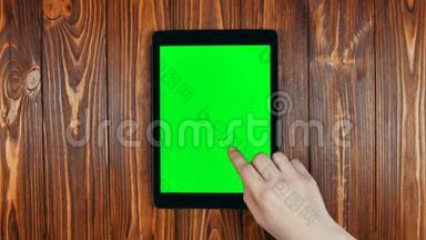 平板绿色屏幕上的手指滑动。 滑下方手势。