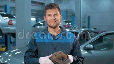 现代汽车维修服务专业微笑车工的画像