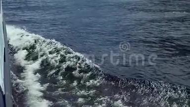 强大的波浪从快速移动的船上拉出