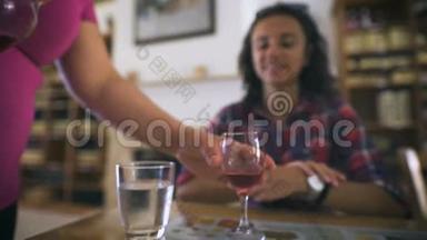一位年轻漂亮的女士正在品尝红酒。 时尚漂亮的女人品尝酒精，享受她的职业
