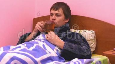<strong>病人躺在床上</strong>喝热茶