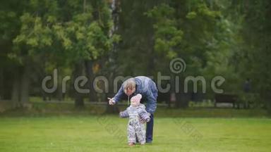幸福的家庭：爸爸、妈妈和小女孩走在秋天的公园里：爸爸去女儿家
