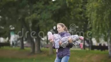 幸福的家庭：爸爸、妈妈和<strong>小女孩</strong>在秋天的公园散步：在<strong>草地上</strong>跑步和玩耍