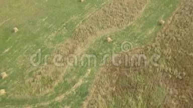 干草堆上的稻草，收割小麦后。 夏季农场风景与干草堆。 空中镜头