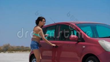 一个<strong>美丽</strong>的女孩驾驶红色日产笔记在盐湖。