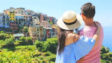 情侣蜜月时可以在意大利利古里亚的Cinque Terre国家公园观赏古老的海滨小镇