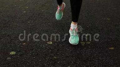 女子跑鞋运动鞋在公园路