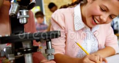 细心的学生在实验室用显微镜观察