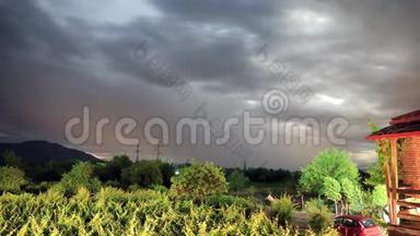 在阿拉扎尼山谷葡萄园的背景下，夜雨的时间间隔。