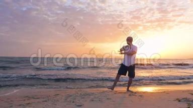 早上日出时男子练太极拳，海上沙滩