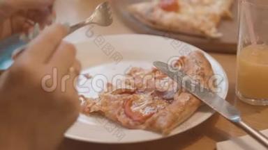 在一个咖啡馆的慢动作视频中，一片披萨躺在盘子里。 快餐披萨食品生活方式