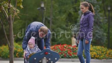 幸福的家庭：爸爸、<strong>妈妈</strong>和小女孩在秋天公园散步：<strong>妈妈</strong>、爸爸和<strong>宝宝</strong>在操场上玩耍