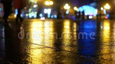 大雨，繁忙的街道。 汽车和交通灯会在夜间反射一条下雨的路。