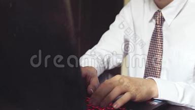 英俊的商人在办公室工作。 年轻人在笔记本电脑上打字。 慢动作。 3840x2160