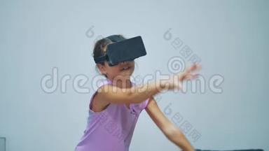 快乐的小女孩使用3d护目镜<strong>虚拟现实</strong>耳机。 带着VR设备的惊喜女人。 快乐的<strong>微笑</strong>女孩
