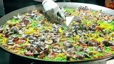 西班牙海鲜大锅，名为海鲜饭，在公共食品市场，典型的西班牙部分食物，健康和营养
