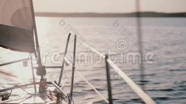 近距离观看游艇在海上行驶的鼻部。 帆船在阳光明媚的日子里穿过水面。